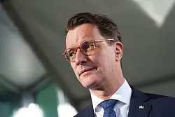 Von Nordrhein-Westfalens Ministerpräsident Hendrik Wüst (CDU) kann man lernen, wie Politiker über ihren Schatten springen können, meint ein Politikwissenschaftler. - © Marcus Brandt/dpa