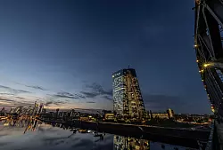 Die Europ&auml;ische Zentralbank (EZB) bleibt in Sachen Zinsen in Lauerstellung. (Archivbild) - &copy; Boris Roessler/dpa