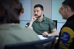 Präsident Wolodymyr Selenskyj (M) hat wegen des beschädigten Staudamms den nationalen Sicherheitsrat einberufen. - © Pool /Ukrainian Presidentia/Planet Pix via ZUMA Press Wire/dpa