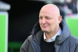 In der Kritik: Wolfsburgs Sport-Geschäftsführer Peter Christiansen. (Archivbild) - © Swen Pförtner/dpa