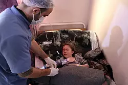 Eine Siebenjährige ist in Idlib nach 50 Stunden aus den Trümmern gezogen worden. - © Omar Albam/AP/dpa