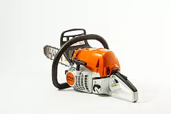 Der Testsieger, die Stihl MS 251 C-BE für 754 Euro, erhielt als einzige Motorsäge im Test die Note «sehr gut» (1,3). - © Claudio Kalex/SidM/selbst.de/dpa-tmn