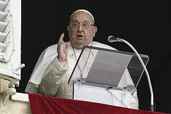 Papst Franziskus absolvierte zuletzt weiter mehrere Termine pro Tag. Seit Freitag wird er im Krankenhaus behandelt. (Archivbild) - © Vatican Media/IPA via ZUMA Press/dpa