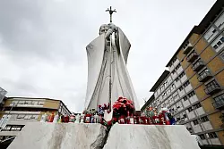 Eine Statue vor dem Krankenhaus erinnert an Papst Johannes Paul II. - © Cecilia Fabiano/LaPresse via ZUMA Press/dpa