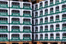 Die Großbrauerei Veltins steigert ihren Absatz entgegen dem schrumpfenden Branchentrend. (Archivbild) - © David Inderlied/dpa