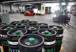 Bei Fassbier hat Veltins einen Absatzrückgang verzeichnet. (Archivbild) - © Bernd Thissen/dpa