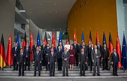 Bundeskanzler Olaf Scholz (Mitte r) und der chinesische Ministerpr&auml;sident Li Qiang (Mitte l) beim Gruppenbild mit den Kabinettsmitgliedern. - &copy; Michael Kappeler/dpa