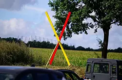 Ein Kreuz steht als Protest gegen eine geplante Neubaustrecke der Bahn auf einem Hof beim «Heidegipfel» zu dem die Bürgerinitiativen Pro-Alpha-E und der Projektbeirat Alpha-E eingeladen haben. - © Philipp Schulze/dpa