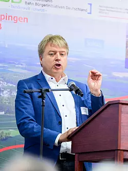 Peter Dörsam (Bündnis 90/Die Grünen), Sprecher des Projektbeirats Alpha-E und Bürgermeister der Samtgemeinde Tostedt, spricht beim «Heidegipfel» zu dem die Bürgerinitiativen Pro-Alpha-E und der Projektbeirat Alpha-E eingeladen haben. Beim «Heidegipfel» geht es um verschiedene Perspektiven zum Aus- oder Neubau der Schienenstrecke Hamburg-Hannover. - © Philipp Schulze/dpa
