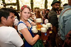 Die Bedienungen auf der Wiesn haben es nicht leicht (Archivbild). - &copy; Felix H&ouml;rhager/dpa