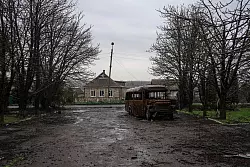Ein ausgebrannter Bus steht auf einer Stra&szlig;e. - &copy; Evgeniy Maloletka/AP/dpa