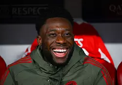 Schon die Rückkehr auf die Ersatzbank erfüllte Alphonso Davies vor dem Anpfiff mit purer Freude. - © Sven Hoppe/dpa