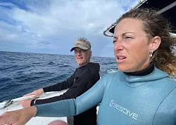 Konzentriert bei der Arbeit: die britische Meeres&ouml;kologin Catherine Cushenan. - &copy; Manuel Meyer/dpa-tmn