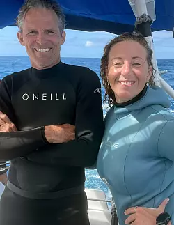 Gene Flipse und Catherine Cushenan f&uuml;hren die Expeditionsteilnehmer zu den Walen. - &copy; Manuel Meyer/dpa-tmn