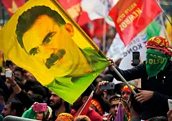 Öcalan hatt die PKK im Februar zur Auflösung aufgerufen. - © Lefteris Pitarakis/AP/dpa