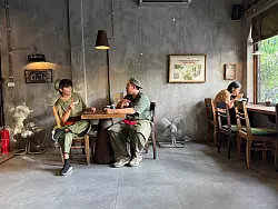 Mittlerweile gibt es mehr als 100 Filialen - und trotz des Milit&auml;r-Themas ist es gem&uuml;tlich. - &copy; Carola Frentzen/dpa