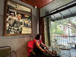 Die Vietnamesen lieben ihr Cong Caphe - aber auch viele Touristen kommen. - &copy; Carola Frentzen/dpa