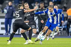 Der eine Treffer von Herthas Torschütze Derry Scherhant (l) reichte nicht mal für einen Punkt. - © Andreas Gora/dpa