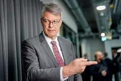 Verkehrsminister Schnieder will bis zum Spätsommer einen Plan entwerfen, in welche Richtung es mit der Bahn weitergehen soll. - © Kay Nietfeld/dpa