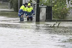 In manchen Stra&szlig;en in Nieder&ouml;sterreich steht das Wasser kniehoch. - &copy; Helmut Fohringer/APA/dpa