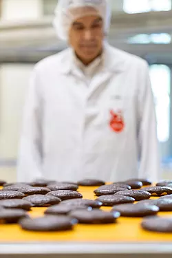 Frisch gebackene Lebkuchen laufen auf einem Band in der Produktion des Lebkuchenherstellers Schmidt. - &copy; Daniel Karmann/dpa