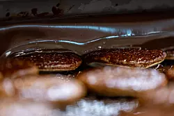 Weihnachtsgeb&auml;ck verkauft sich besser bei grauem Himmel. - &copy; Daniel Karmann/dpa