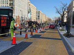 Der Schriftzug wird entfernt - © Thomas Müller/dpa