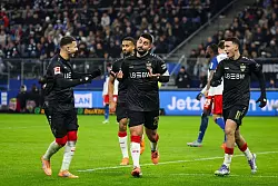 Stuttgarts Deniz Undav (M) wurde nach seinem Treffer zum 1:1 bejubelt. - © Christian Charisius/dpa