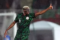 Daumen hoch: Nigerias Doppeltorsch&uuml;tze Victor Osimhen hatte gegen Mosambik leichtes Spiel. - &copy; Themba Hadebe/AP/dpa