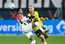 Knauff und Anton im Kampf um den Ball. - © Uwe Anspach/dpa