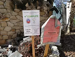 In den Brandgebieten werden Trümmer und Giftstoffe entsorgt. - © Barbara Munker/dpa