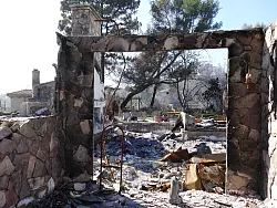 Die Villa des Schauspielers Eric Braeden in Pacific Palisades ist völlig abgebrannt. - © Barbara Munker/dpa