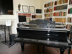 Asche vom Palisades-Feuer ist in die Villa Aurora eingedrungen. - © Barbara Munker/dpa