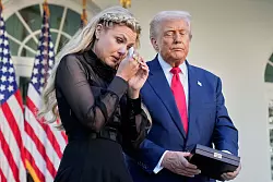 Erika Kirk nimmt die von Präsident Donald Trump posthum verliehene US-Freiheitsmedaille anstelle ihres getöteten Mannes Charlie Kirk entgegen. - © Mark Schiefelbein/AP/dpa