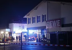 Der Supermarkt wird abgesperrt. - © Stein/dpa