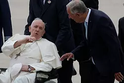 Papst Franziskus ist in Lissabon gelandet, um dort am Weltjugendtag der katholischen Kirche (WJT) teilzunehmen. - &copy; Gregorio Borgia/AP/dpa