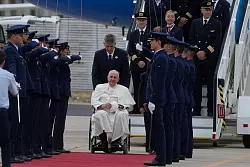 Papst Franziskus wird von der Ehrengarde bei seiner Ankunft am Flugplatz Figo Maduro in Lissabon begr&uuml;&szlig;t. - &copy; Gregorio Borgia/AP/dpa