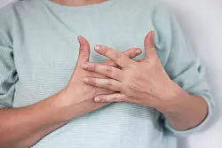 Gebärdensprache beinhaltet visuelle Gebärden, Mimik und Oberkörperbewegungen. - © Christian Charisius/dpa