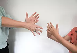 Dass ein Kind eine andere Erstsprache hat, kann durchaus eine Herausforderung im Familienalltag sein. - © Christian Charisius/dpa