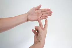 Der Bundeselternverband gehörloser Kinder schätzt, dass nur in einer von zehn betroffenen Familien die Gebärdensprache erlernt wird. - © Christian Charisius/dpa