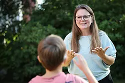 Taube Kinder erhalten einer Expertin zufolge oft die Diagnose ADHS, weil sie vermeintlich wild oder aggressiv sind - könnten sich in Wahrheit aber schlichtweg nicht ausdrücken. - © Christian Charisius/dpa