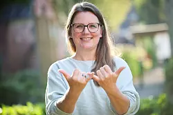 Reden mit den Händen: Die Gebärde für „Eltern“ in Gebärdensprache. - © Christian Charisius/dpa