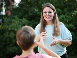 «Die Grundbedürfnisse können auf einmal geäußert werden, man hat auf einmal eine gemeinsame Sprache», berichtet Romy Ballhausen aus der Erfahrung mit ihrem Kind. - © Christian Charisius/dpa