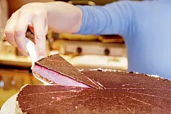 Chia-Samen oder Lupinenmehl sind eine Alternative, wenn der Kuchen ohne Eier auskommen soll. - © Monique Wüstenhagen/dpa-tmn