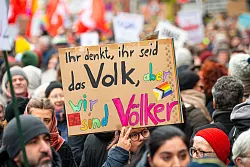 Zahlreiche Menschen nehmen an einer Demonstration gegen Rechtsextremismus in Lübeck teil. - © Jonas Walzberg/dpa