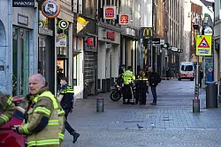 Zahlreiche Rettungskräfte eilten zum Ort des Geschehens. - © Peter Dejong/AP/dpa