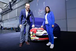 E-Auto im Polo-Format: Markenchef Thomas Schäfer und Betriebsratsvorsitzende Daniela Cavallo geben einen ersten Ausblick auf das Modell. (Handout-Foto) - © Roland Niepaul/Volkswagen AG/dpa