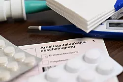 Schon ab dem ersten Krankheitstag eine AU-Bescheinigung? Das kann dann der Arbeitgeber fordern. - © Bernd Weißbrod/dpa/dpa-tmn