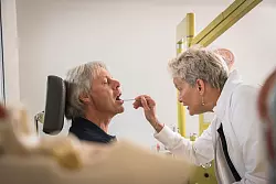 Was fehlt ihnen denn? Arbeitgeber haben zwar grundsätzlich keinen Anspruch auf Mitteilung von Diagnosen oder Symptomen, dürfen aber ohne Gründe die Vorlage eines ärztlichen Attests verlangen. - © Christin Klose/dpa-tmn