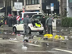 Trümmer liegen auf der Straße verteilt. - © Christoph Trost/dpa